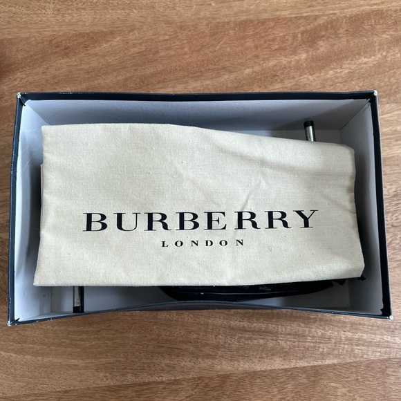 Burberry Black Suede Pumps with Logo Buckle Trim - Size 39 - Picture 7 of 9